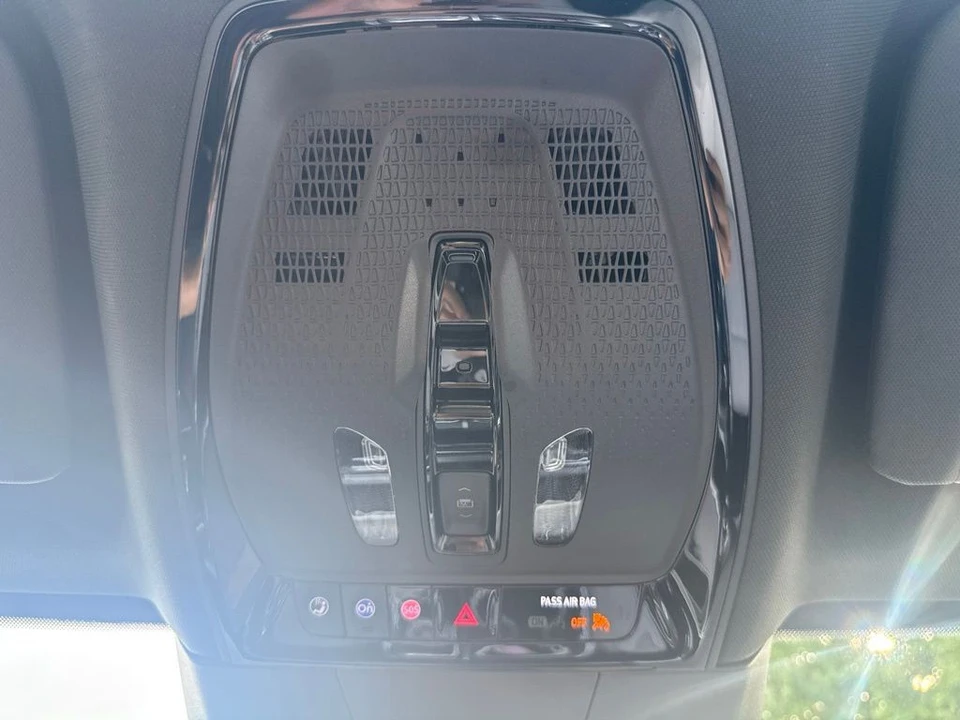2025 Cadillac Lyriq - Image 27 of 31