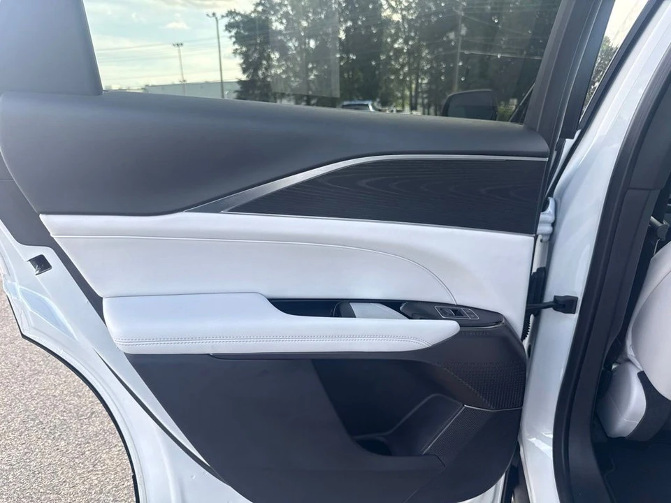 2025 Cadillac Lyriq - Image 31 of 31