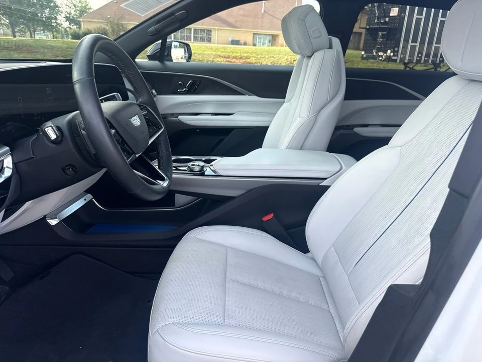 2025 Cadillac Lyriq - Image 10 of 31