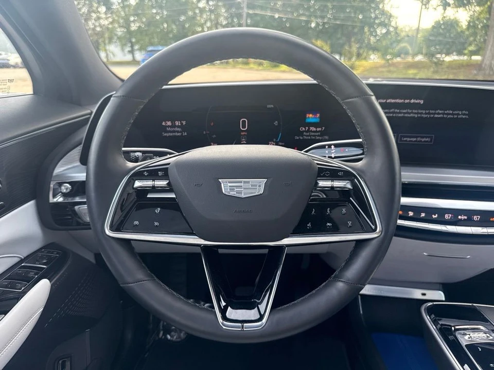 2025 Cadillac Lyriq - Image 16 of 31