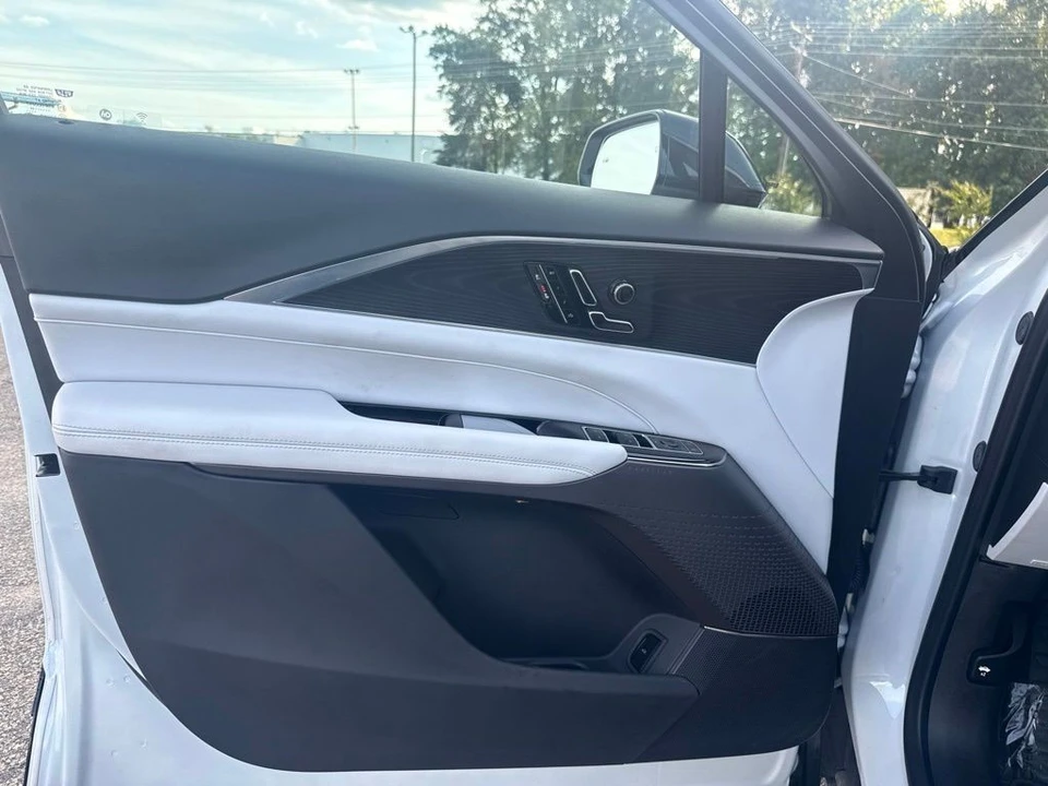 2025 Cadillac Lyriq - Image 28 of 31