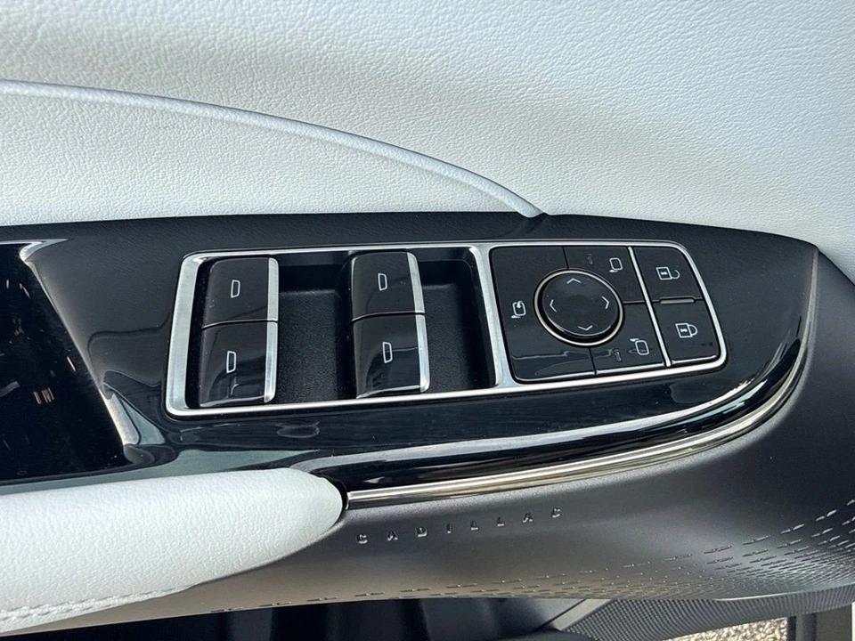2025 Cadillac Lyriq - Image 29 of 31