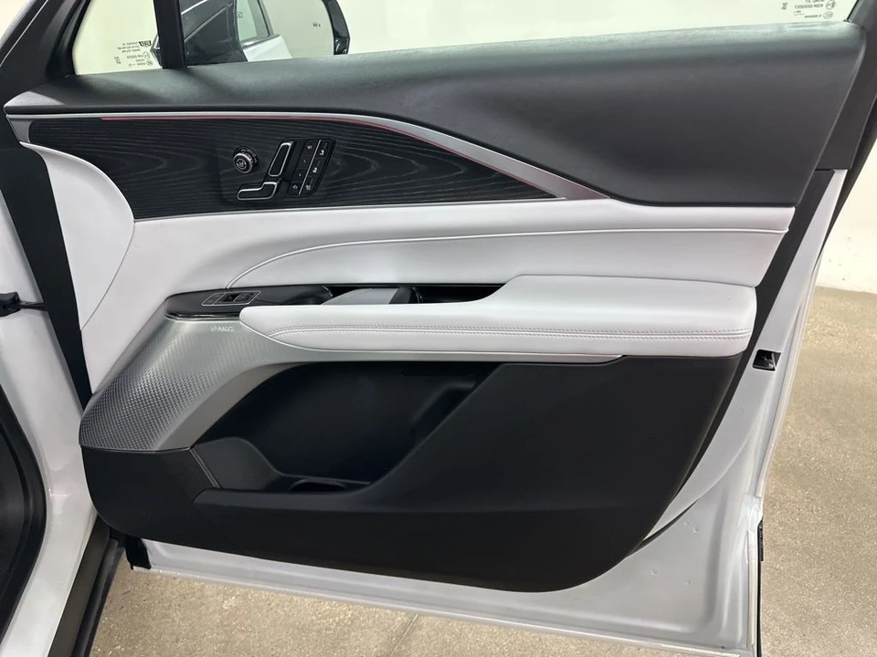 2025 Cadillac Lyriq - Image 18 of 21