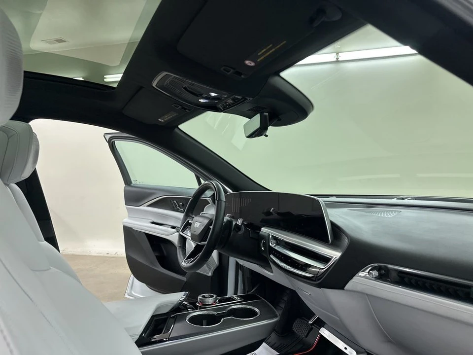 2025 Cadillac Lyriq - Image 17 of 21