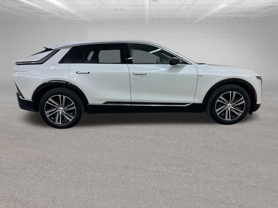 2025 Cadillac Lyriq - Image 12 of 21
