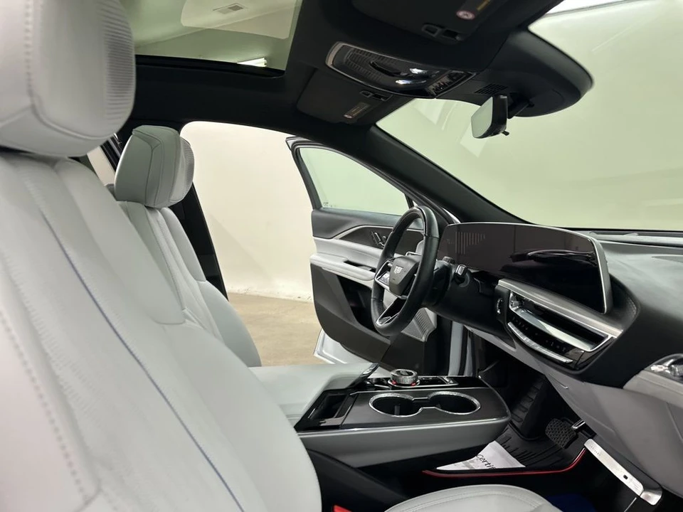 2025 Cadillac Lyriq - Image 19 of 21