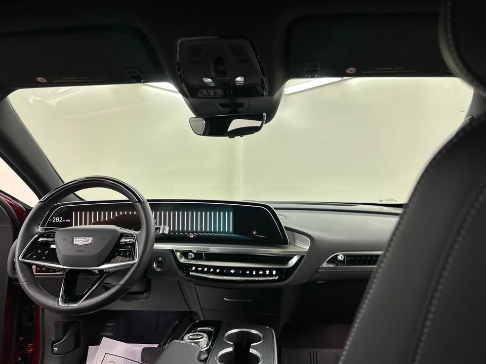 2025 Cadillac Lyriq - Image 24 of 31