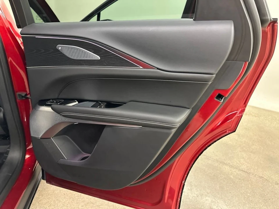 2025 Cadillac Lyriq - Image 22 of 31