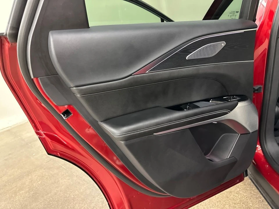 2025 Cadillac Lyriq - Image 29 of 31