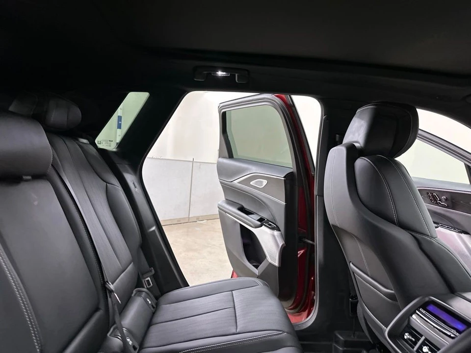2025 Cadillac Lyriq - Image 25 of 31
