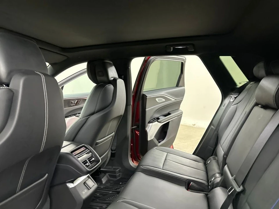 2025 Cadillac Lyriq - Image 30 of 31