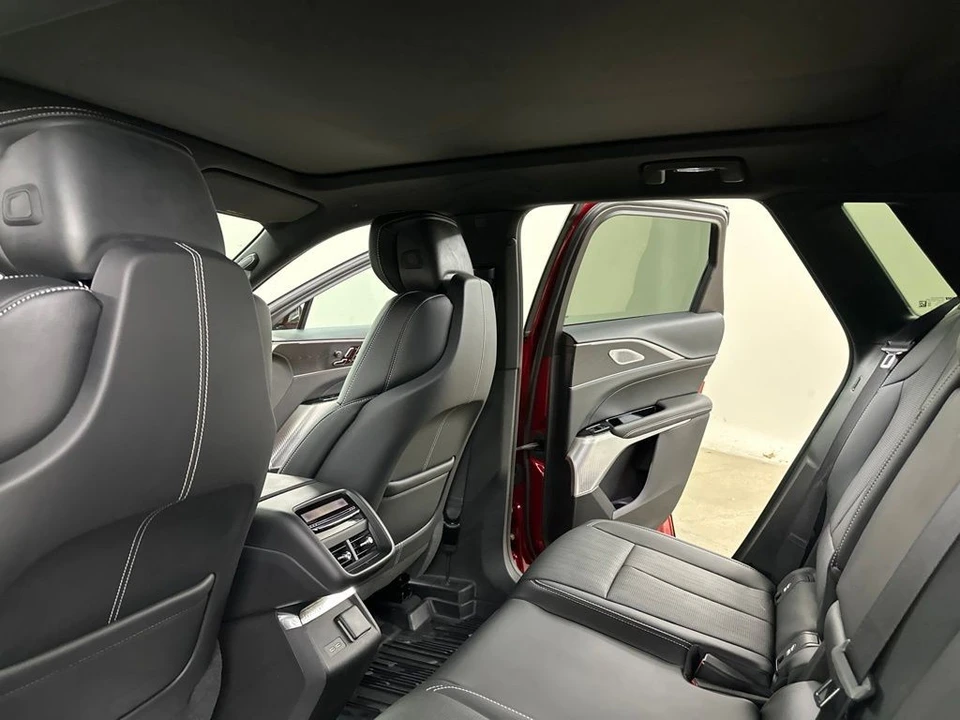 2025 Cadillac Lyriq - Image 28 of 31