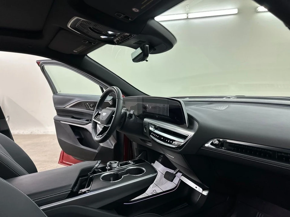 2025 Cadillac Lyriq - Image 17 of 31