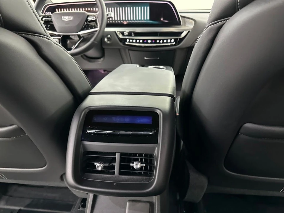 2025 Cadillac Lyriq - Image 23 of 31