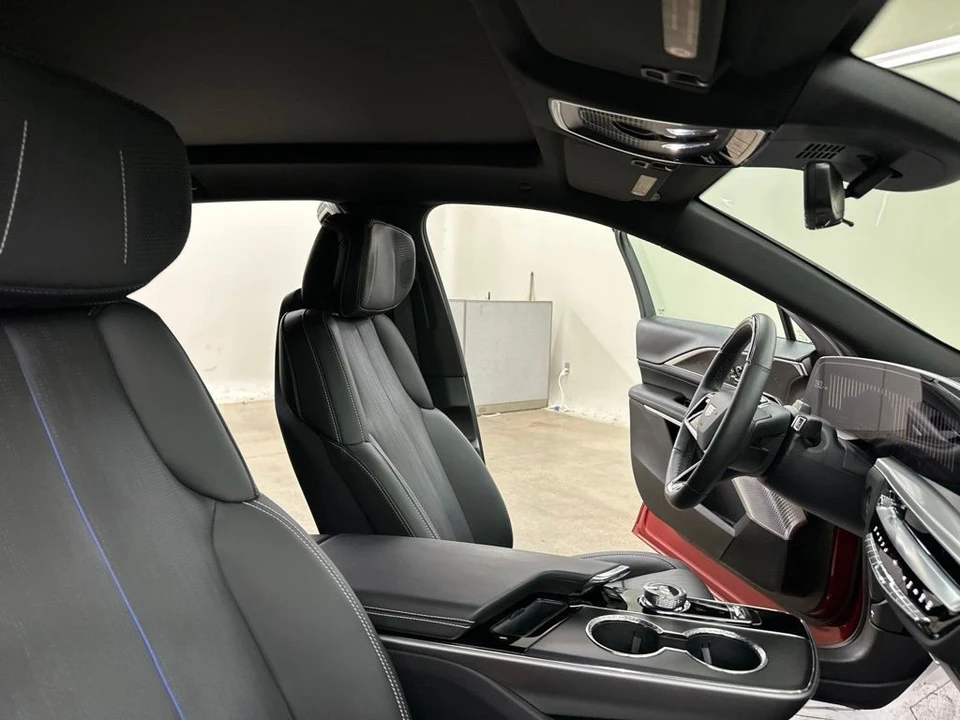 2025 Cadillac Lyriq - Image 20 of 31
