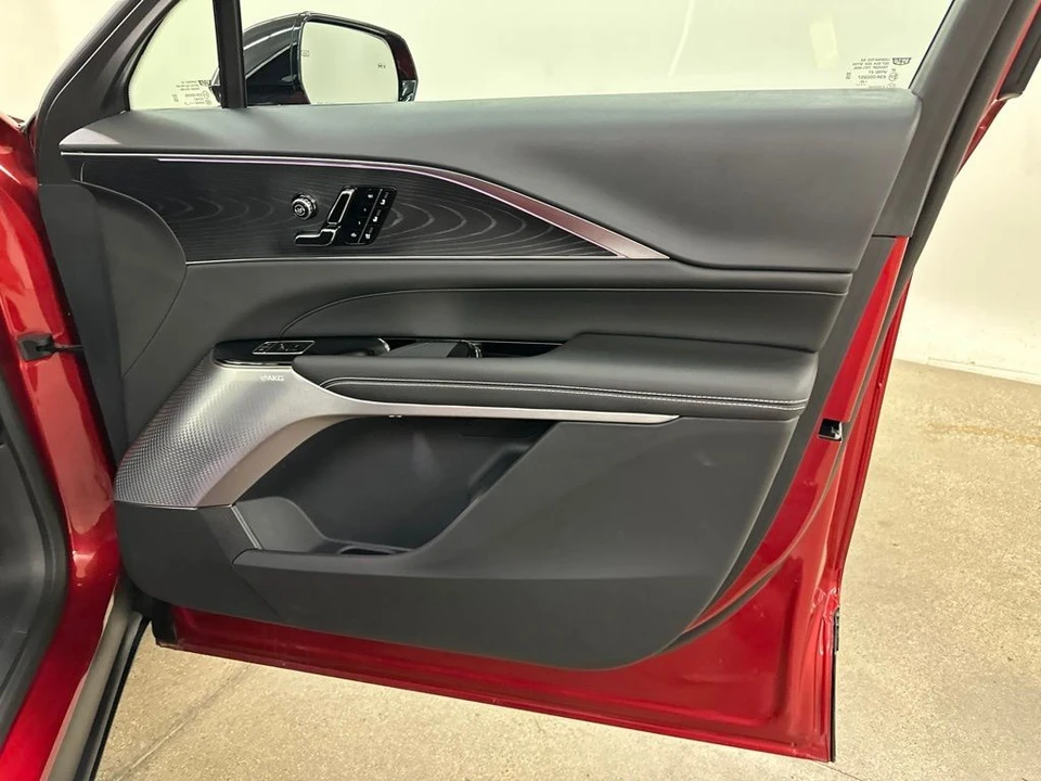 2025 Cadillac Lyriq - Image 18 of 31