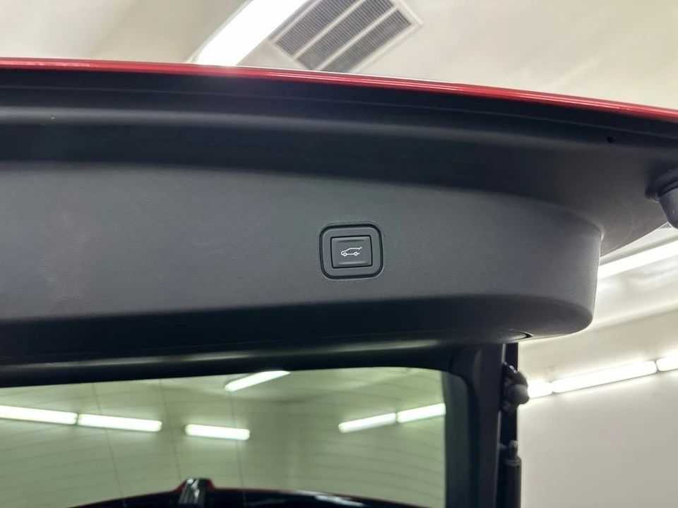 2025 Cadillac Lyriq - Image 27 of 31