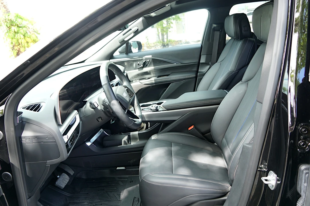 2025 Cadillac Lyriq - Image 19 of 21