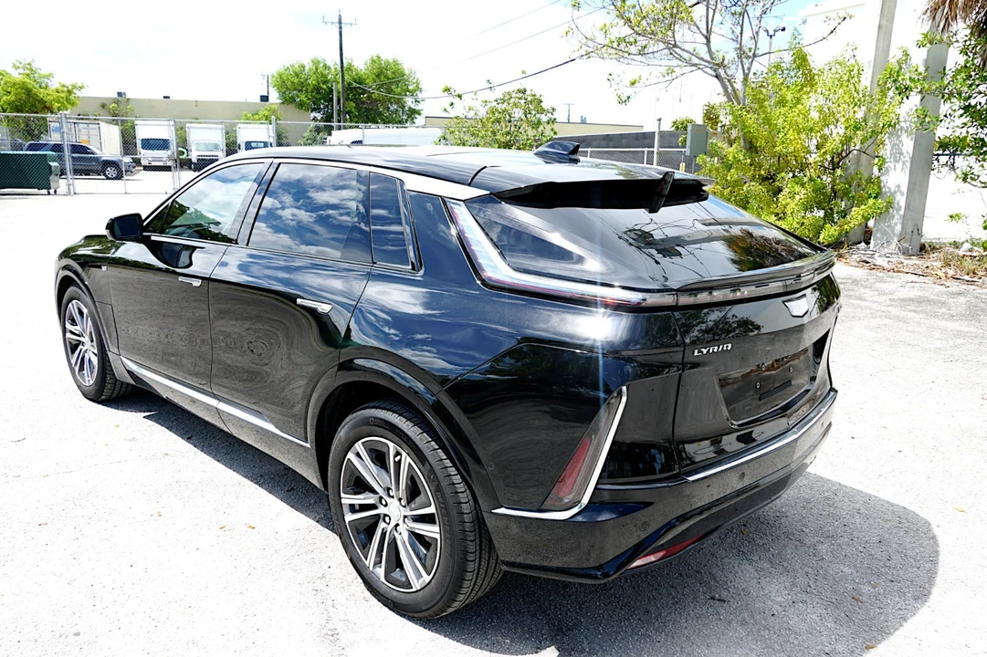 2025 Cadillac Lyriq - Image 17 of 21