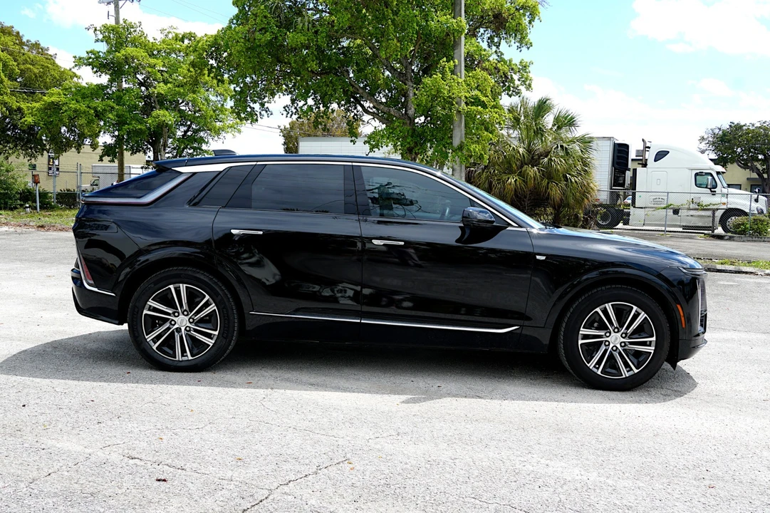 2025 Cadillac Lyriq - Image 8 of 21