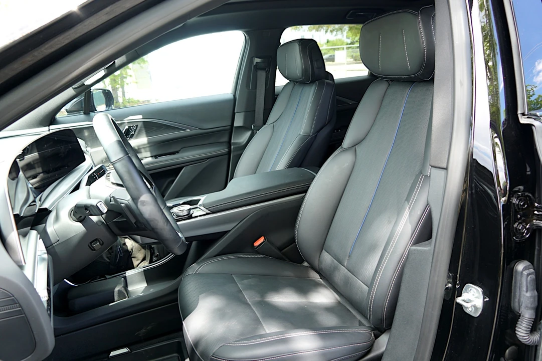 2025 Cadillac Lyriq - Image 20 of 21