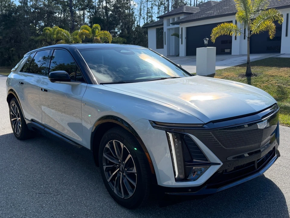 2025 Cadillac Lyriq - Image 2 of 13