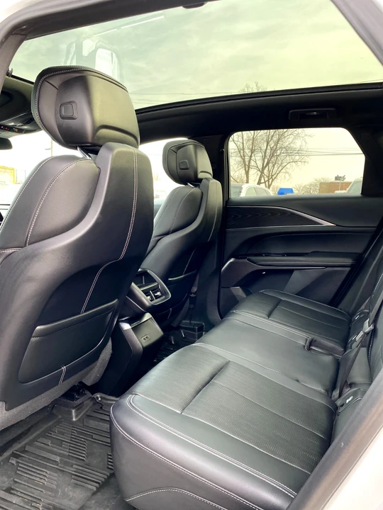 2025 Cadillac Lyriq - Image 9 of 21