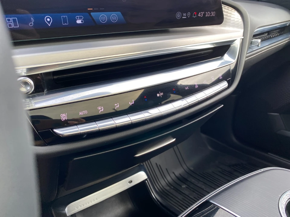 2025 Cadillac Lyriq - Image 18 of 21
