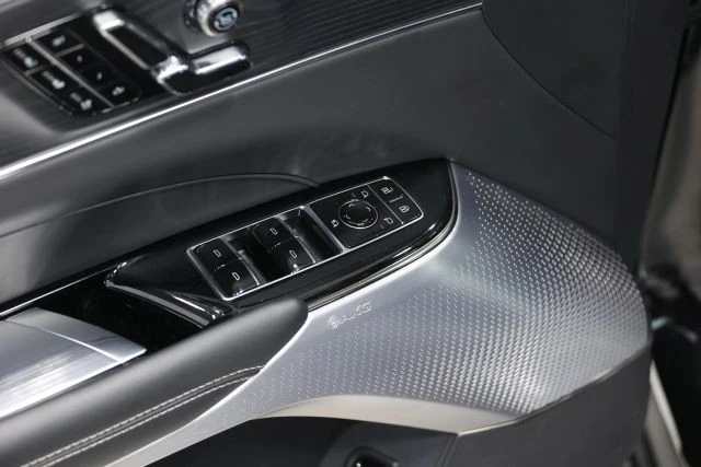 2025 Cadillac Lyriq - Image 13 of 21