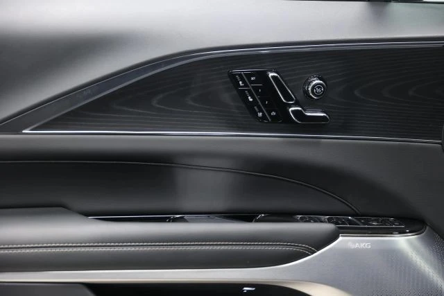 2025 Cadillac Lyriq - Image 12 of 21