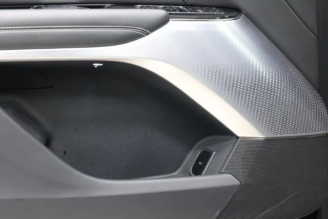 2025 Cadillac Lyriq - Image 15 of 21