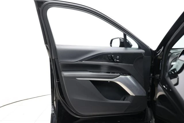 2025 Cadillac Lyriq - Image 11 of 21
