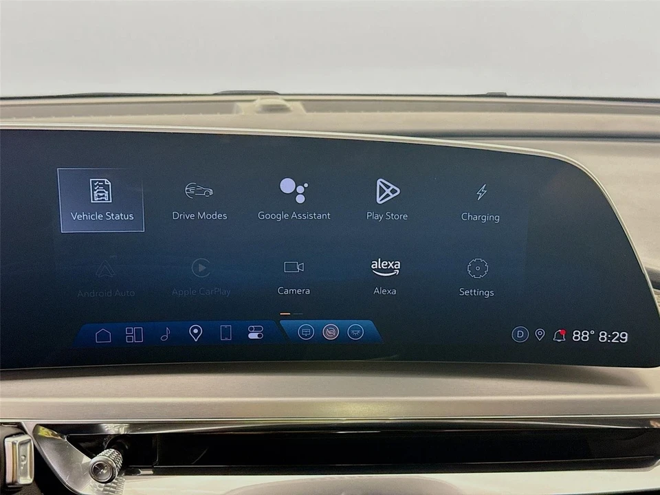 2025 Cadillac Lyriq - Image 15 of 21