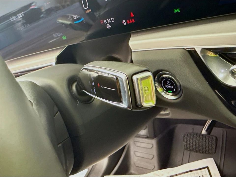 2025 Cadillac Lyriq - Image 17 of 21