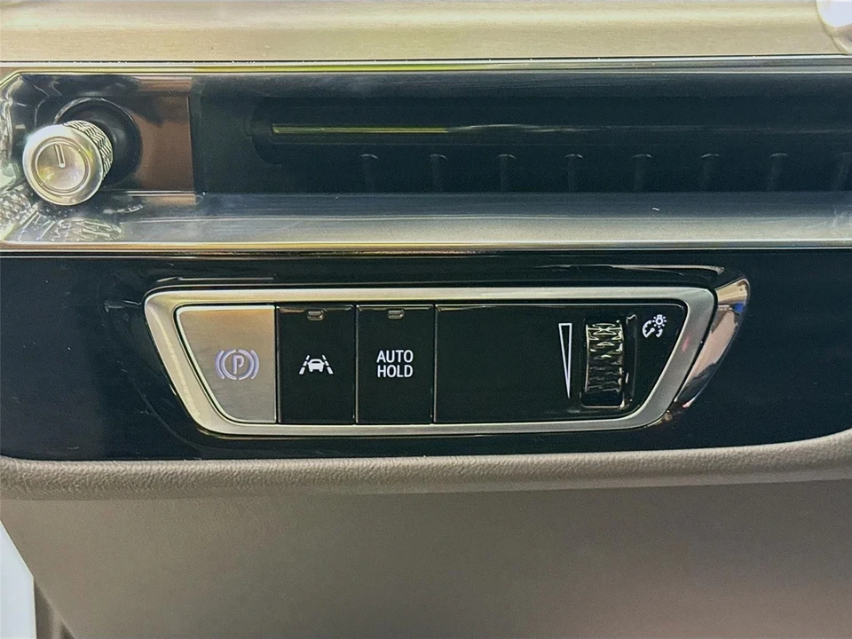 2025 Cadillac Lyriq - Image 10 of 21