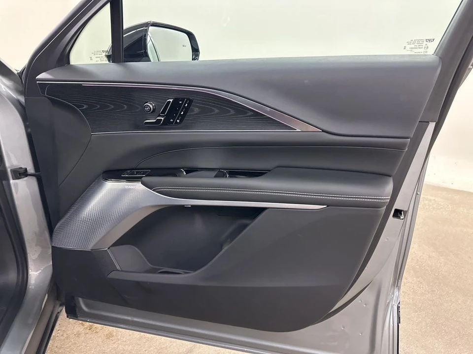 2025 Cadillac Lyriq - Image 18 of 21