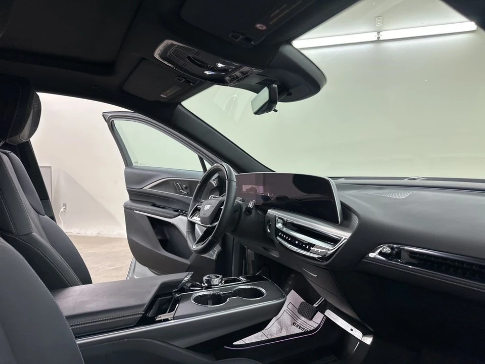 2025 Cadillac Lyriq - Image 17 of 21