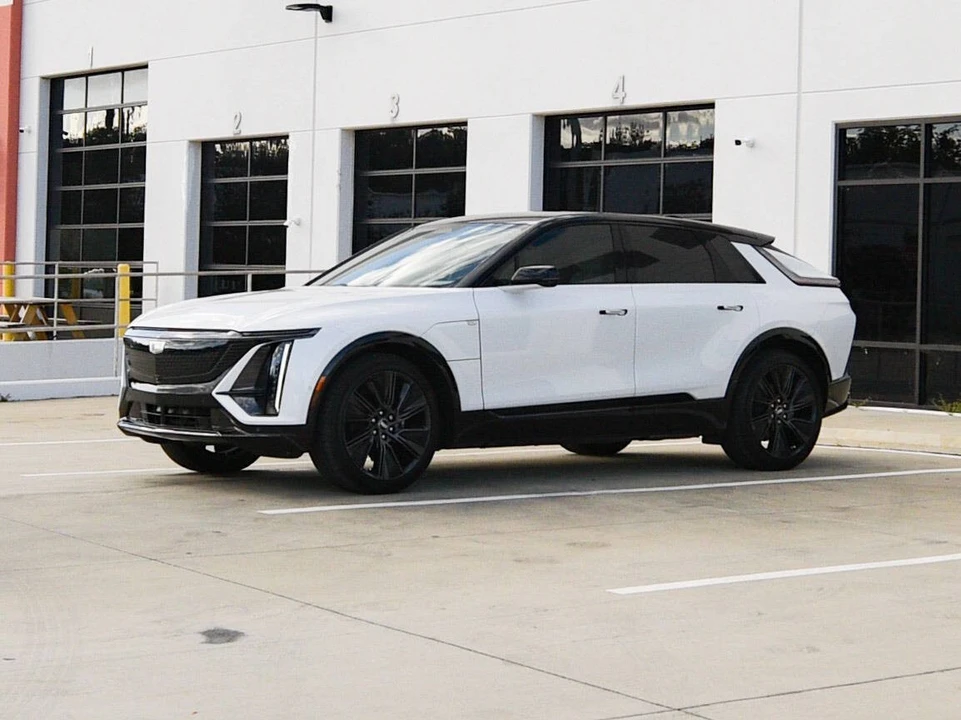 2025 Cadillac Lyriq - Image 5 of 12