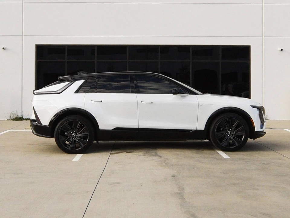 2025 Cadillac Lyriq - Image 10 of 20