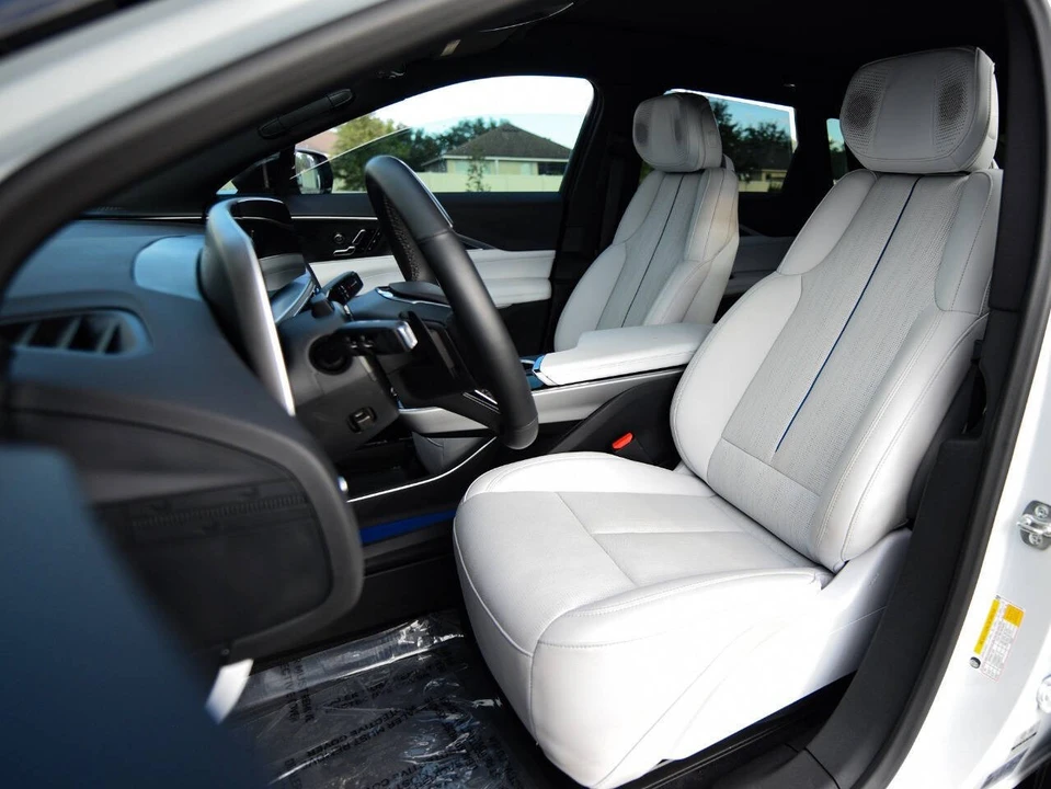 2025 Cadillac Lyriq - Image 14 of 20