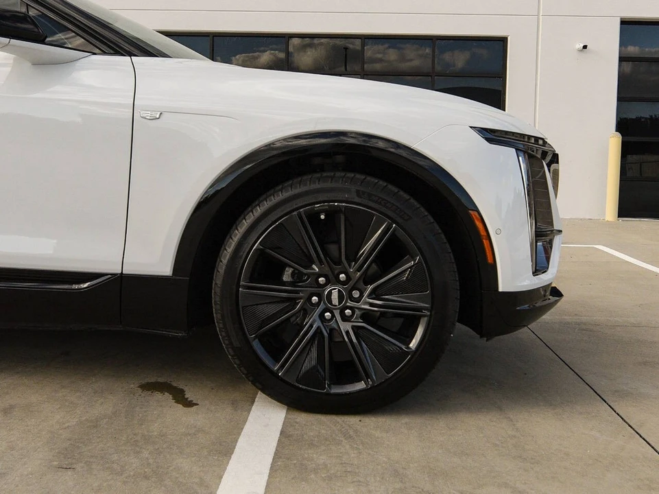2025 Cadillac Lyriq - Image 11 of 20