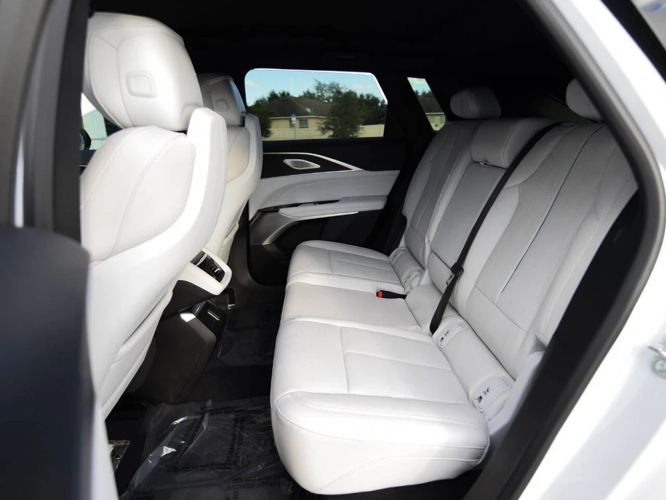 2025 Cadillac Lyriq - Image 15 of 20