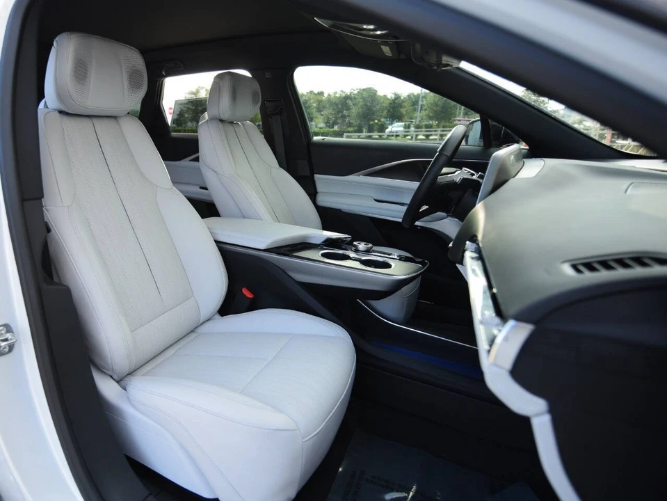 2025 Cadillac Lyriq - Image 17 of 20