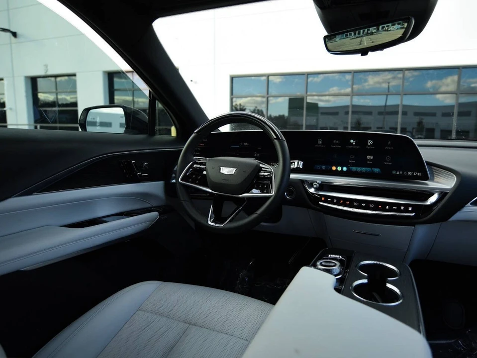 2025 Cadillac Lyriq - Image 18 of 20