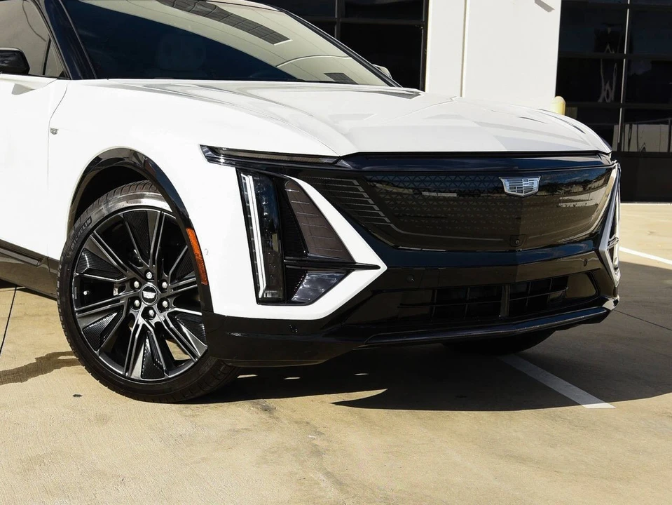 2025 Cadillac Lyriq - Image 2 of 20