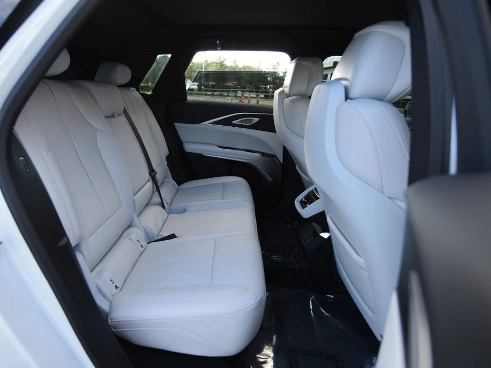 2025 Cadillac Lyriq - Image 16 of 20