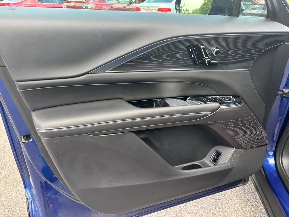 2025 Cadillac Lyriq - Image 13 of 19