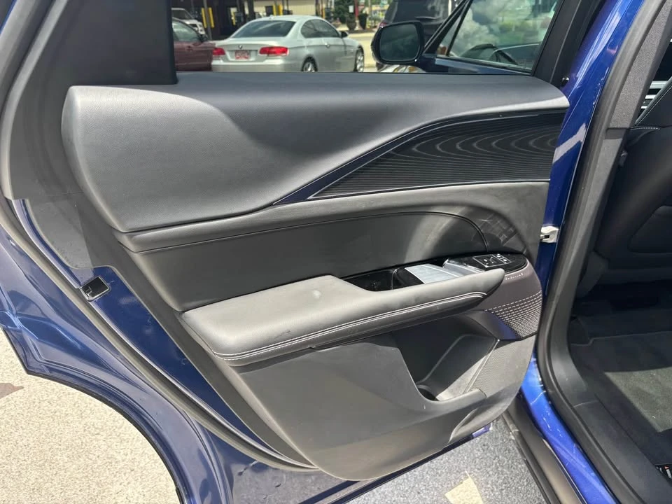 2025 Cadillac Lyriq - Image 8 of 19