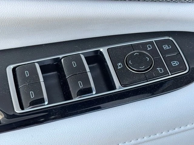 2025 Cadillac Optiq - Image 18 of 20