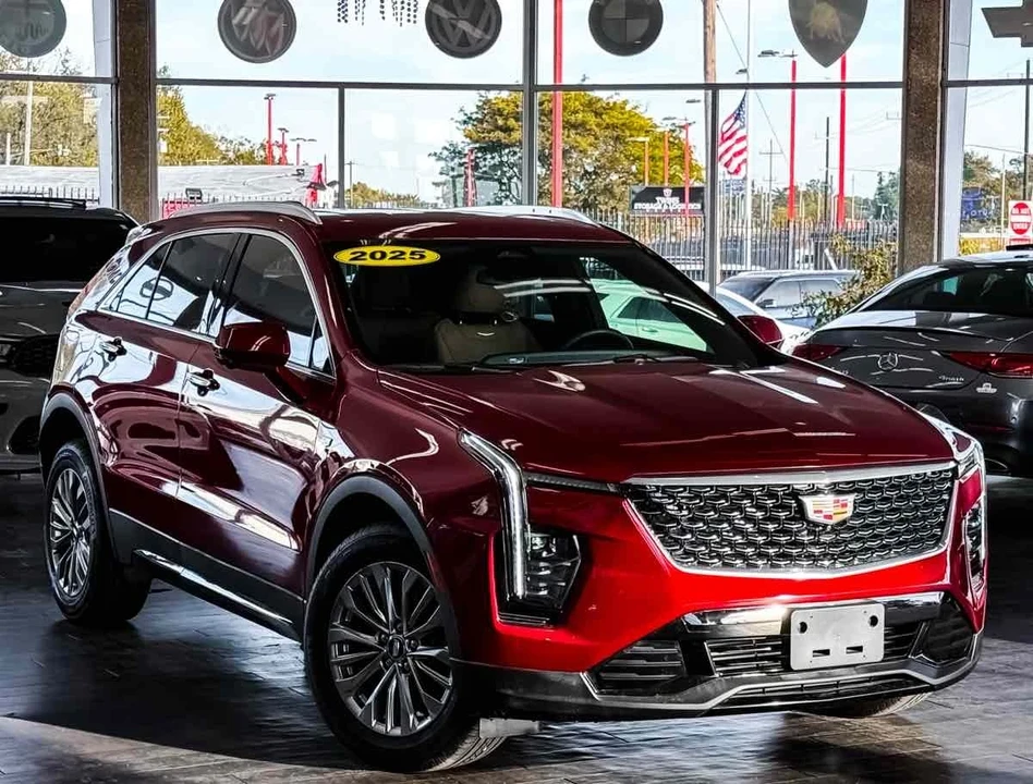 2025 Cadillac XT4 - Image 2 of 12